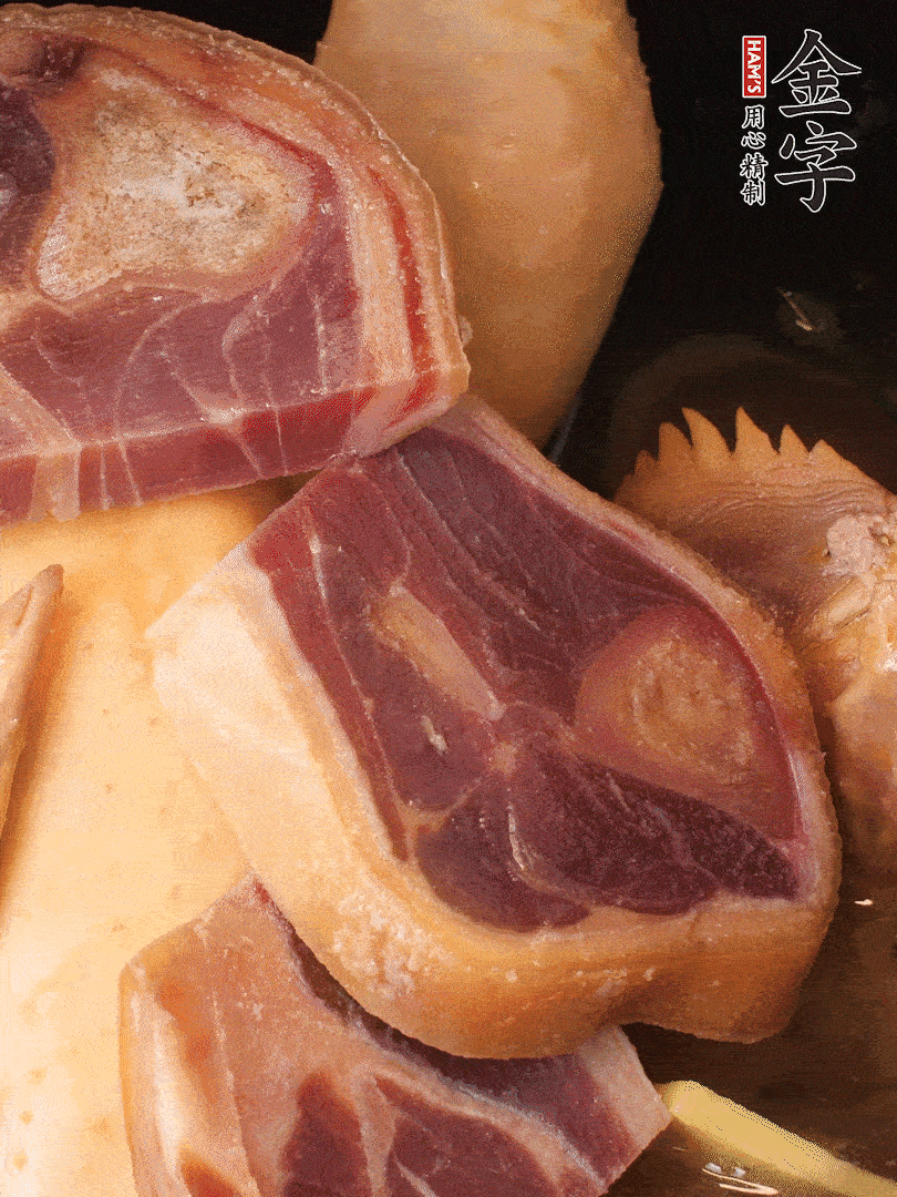 火踵、老母雞加蔥、姜、料酒、清水，大火燒開后轉(zhuǎn)小火，燉1小時