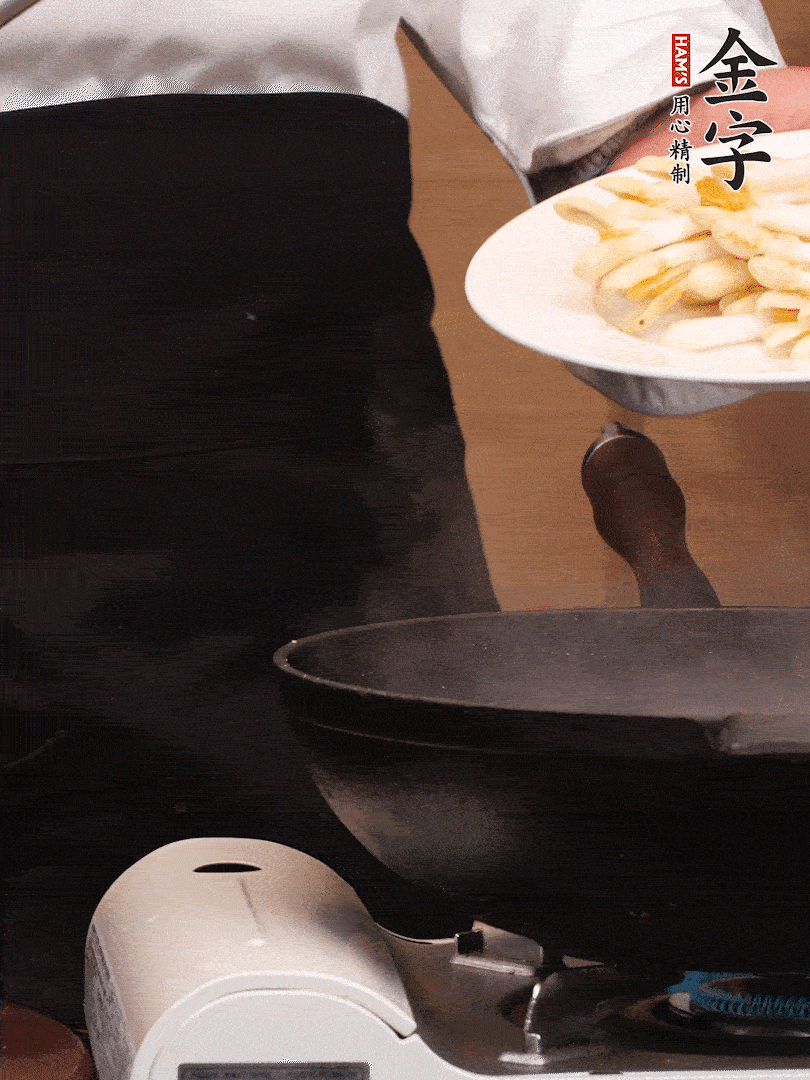 鍋中少許油，下花生芽