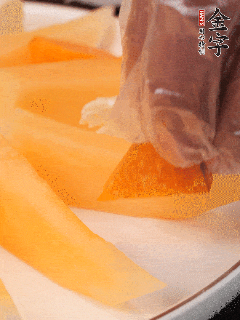 刀用火烤一下，切開奶酪