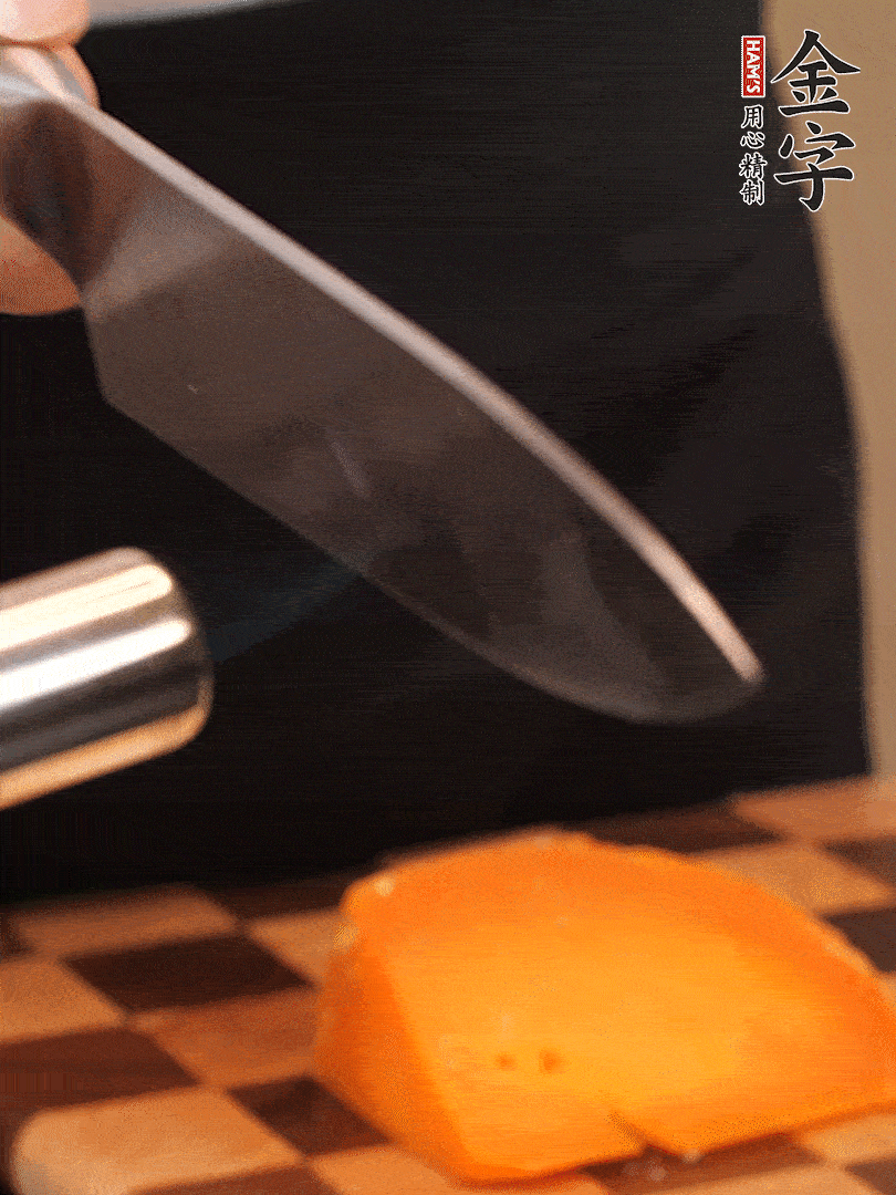 間隔擺上哈密瓜、奶酪、迷迭香、核桃仁