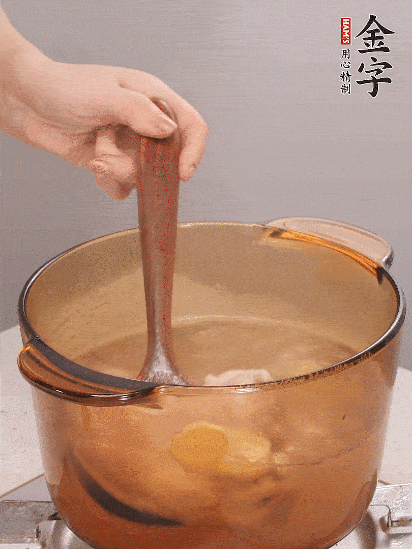 鴨肉、白果、火腿、生姜一起放入砂鍋，清水沒過食材，大火燉煮1小時