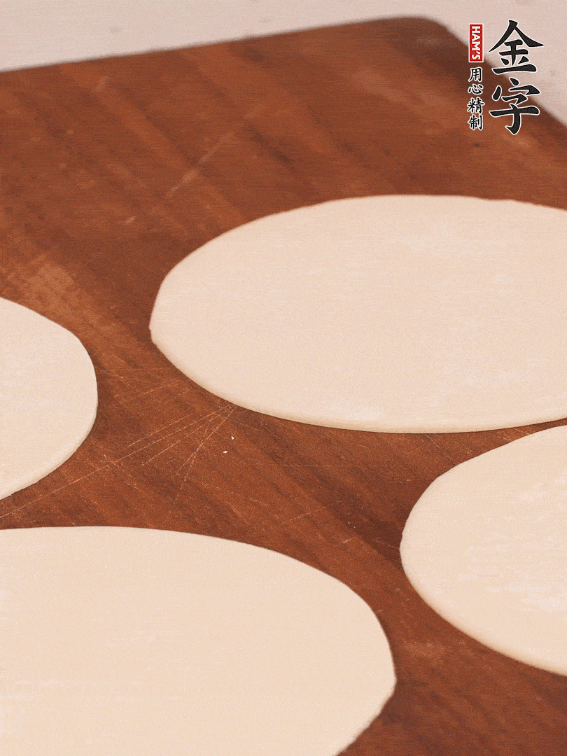 餃子皮均勻抹油，10張疊在一起，搟面杖搟開