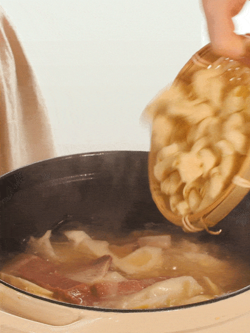 最后放入百葉結(jié)。萵筍小火慢篤10分鐘