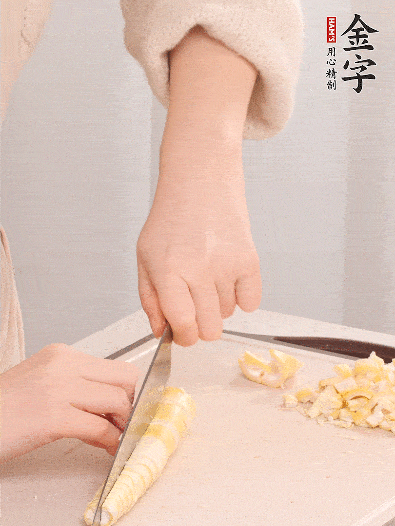 春筍去皮切小塊，焯水2分鐘左右