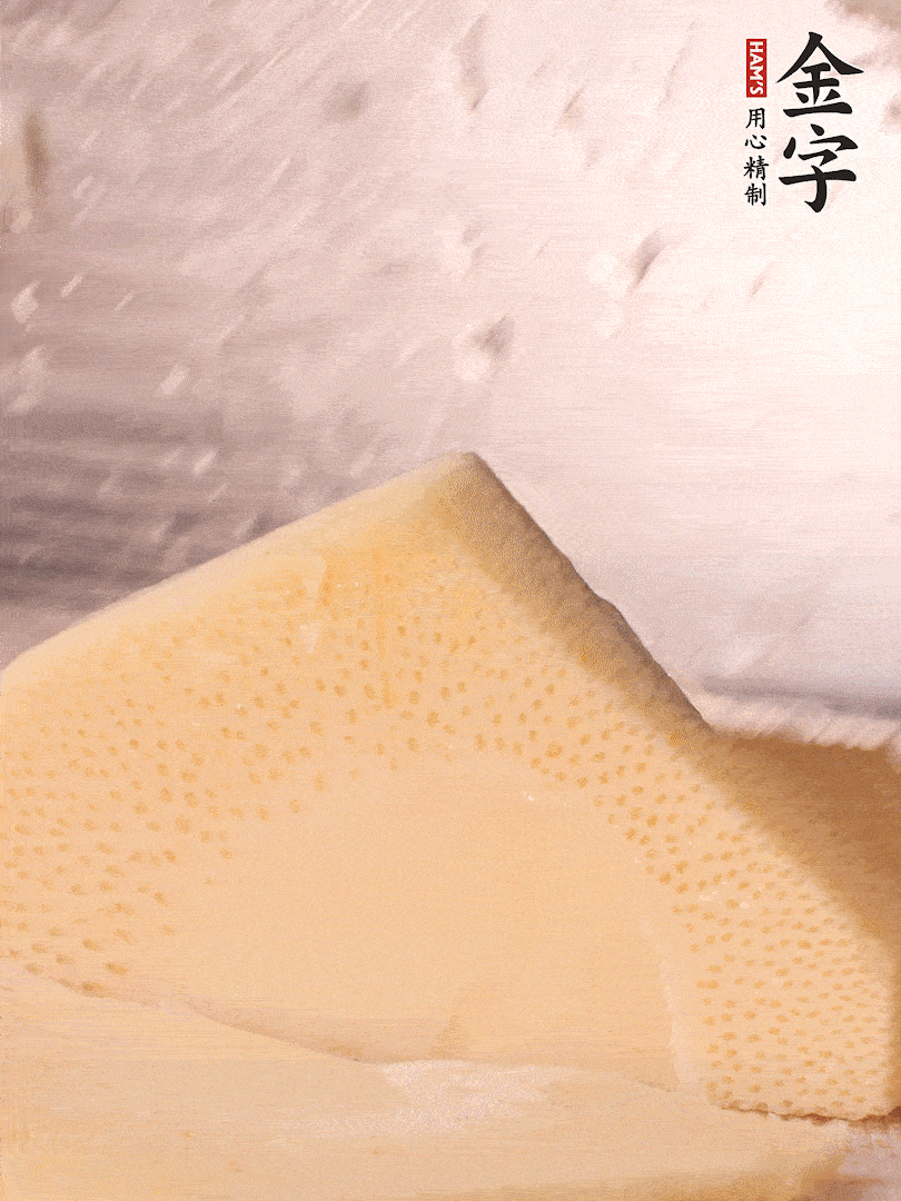 冬筍處理干凈，切滾刀塊，開水焯燙去除澀味