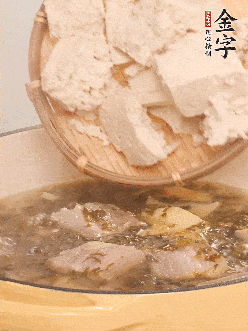 往鍋里加入一倍的水，加豆腐