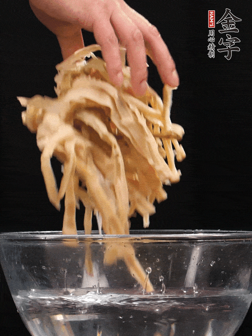 天目山筍干1把，清洗表面鹽分，用手撕成長條