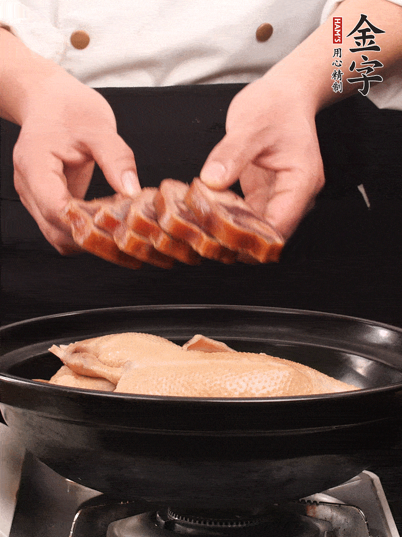 老鴨、金字火腿蹄片、筍干、姜片、蔥結(jié)，清水沒過鴨身2cm，加黃酒小半碗