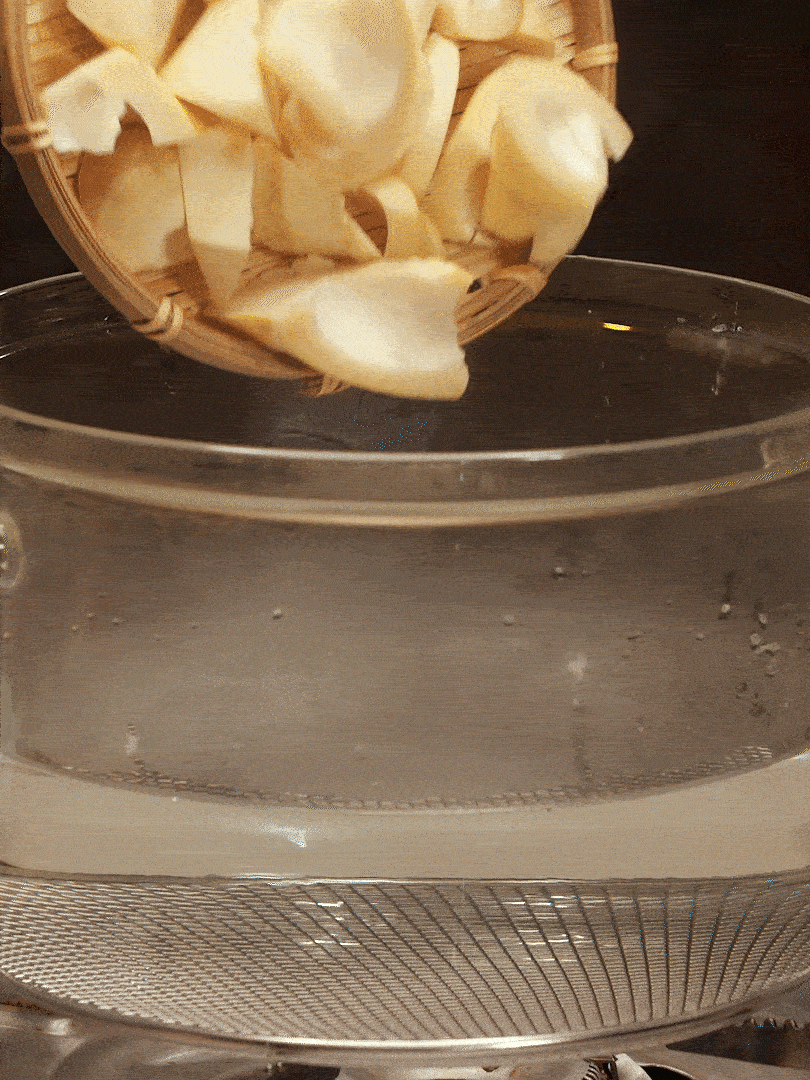 春筍切塊，焯水去除澀味