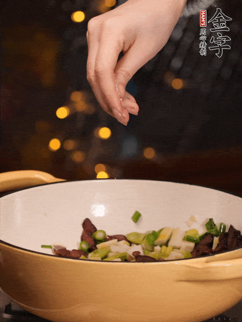 可以加點(diǎn)點(diǎn)水，再加菜苔，加點(diǎn)鹽、味精調(diào)味