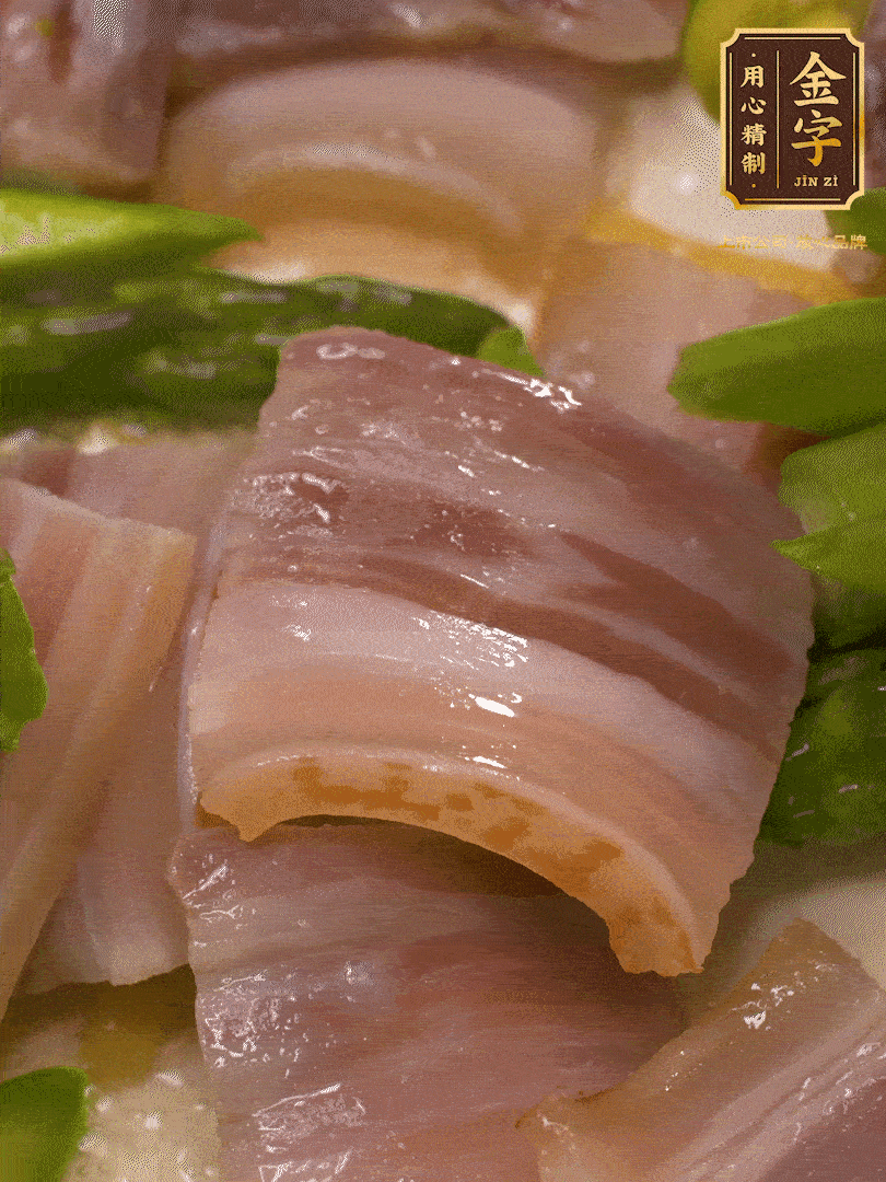 依次下蠶豆、蘆筍、白蘑菇翻炒均勻