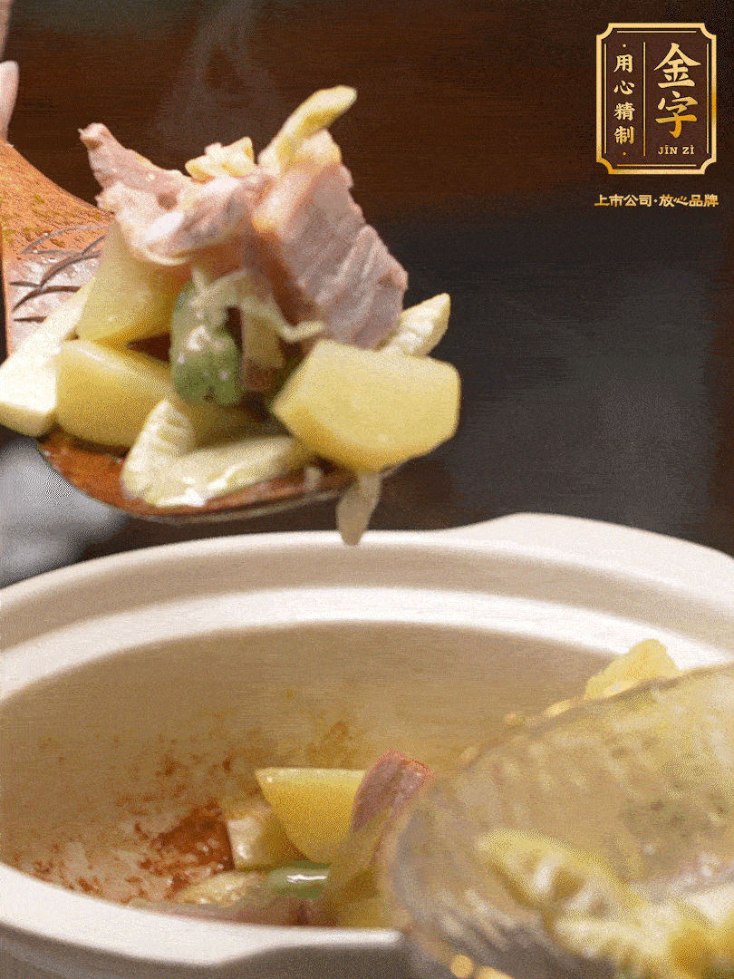 煸出咸肉脂香，再下筍丁、蠶豆。呈出