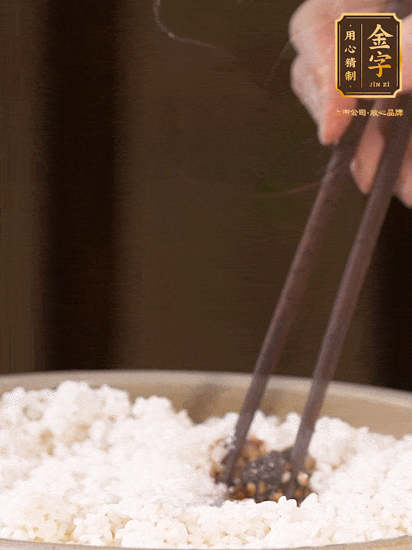 糯米淘洗干凈，浸泡4小時(shí)，控干水分后，加鹽、糖、老抽調(diào)味調(diào)色