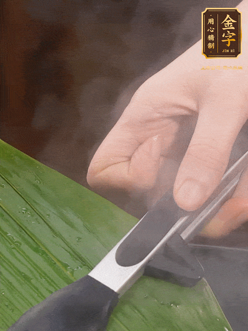 新鮮粽葉洗凈，用開水煮一下，讓粽葉更有韌性不易裂。