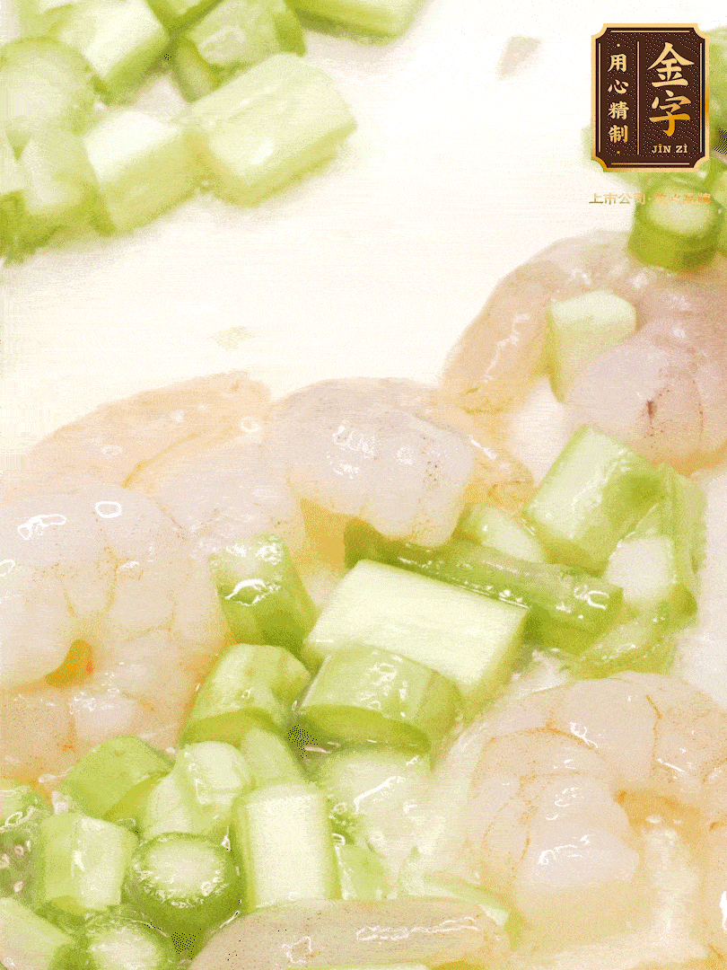 熱油煎香蝦仁，下香腸、蘆筍翻炒，盛出備用。