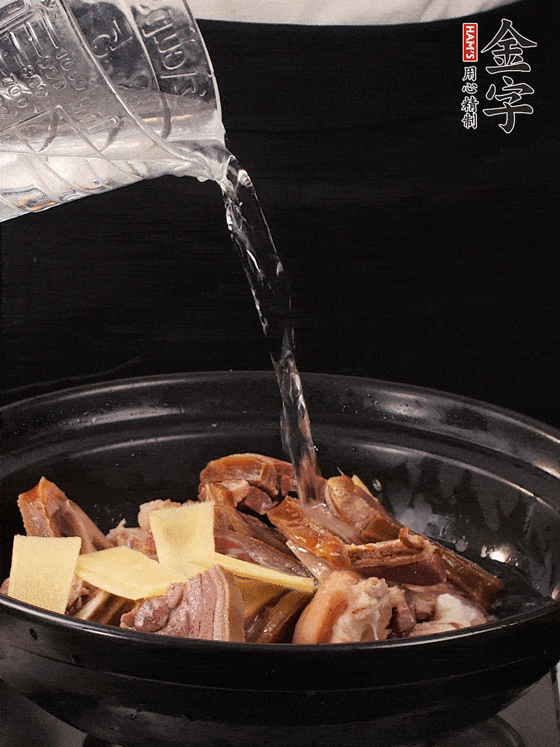 火腿、豬腳放到大砂鍋里，黃酒提鮮，蔥姜去腥，加2kg純凈水沒過食材。水一定要放足，中途最好不能加水