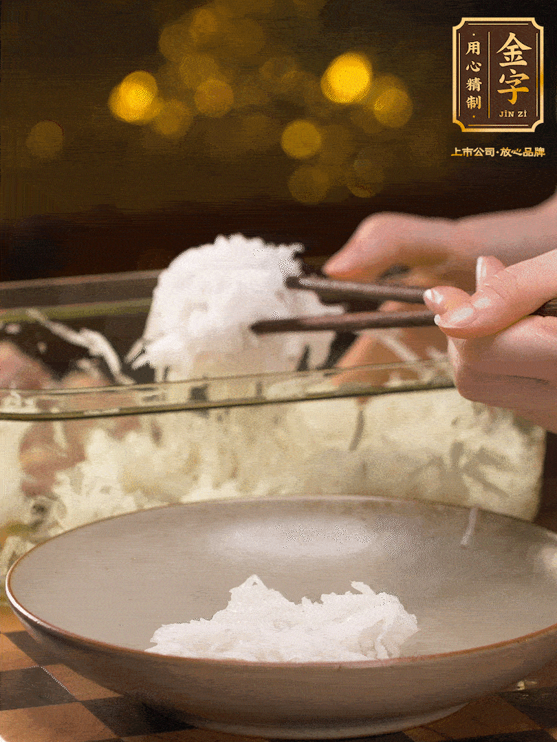 腌好的蘿卜絲控干水份用筷子夾出 、放在盤子底部