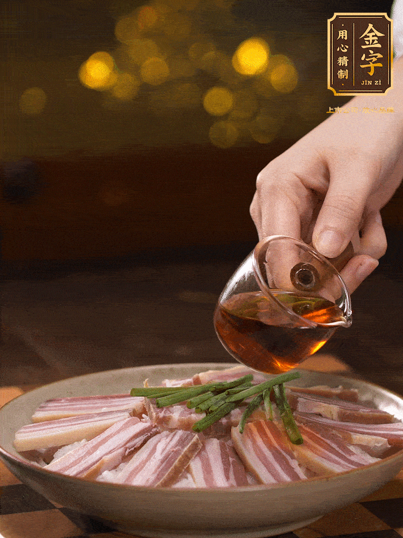 把切好的咸肉，均勻的鋪在蘿卜絲的四周頂部放少許蔥段 淋上少許料酒，放入鍋中 大火蒸二十分鐘