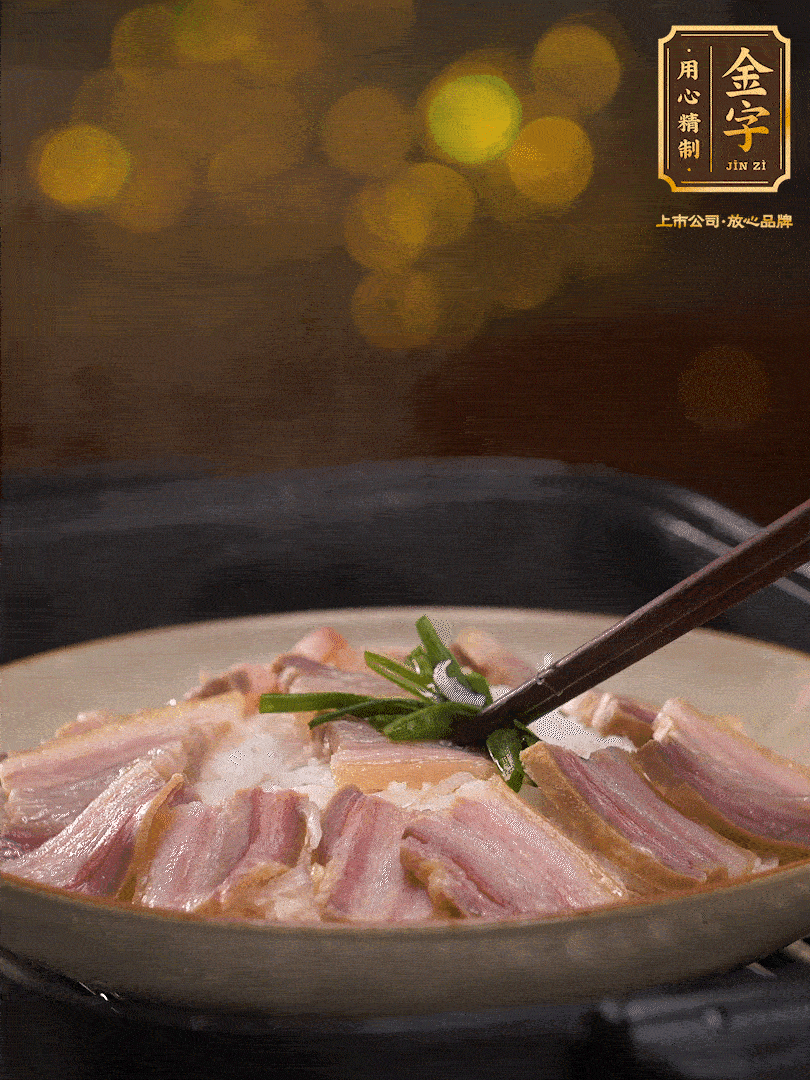 二十分鐘后關(guān)火，去除頂部的蔥段，最后撒上少許的蔥末，就完成了