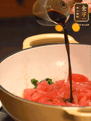 調(diào)味：1勺蠔油、1勺生抽、2轉(zhuǎn)胡椒粉和2勺番茄醬倒入400ml開水，燒至湯汁濃厚