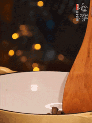 鍋中放入油，倒入醬油肉煸出油脂香味