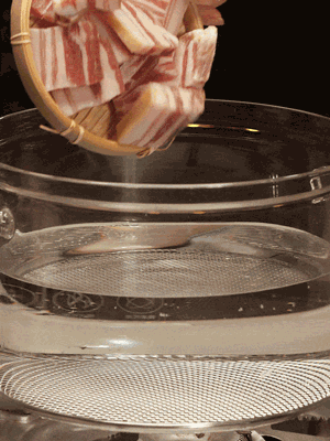 排骨、咸肉，一起下入鍋中，加入蔥，姜，料酒，倒入清水焯水清洗干凈