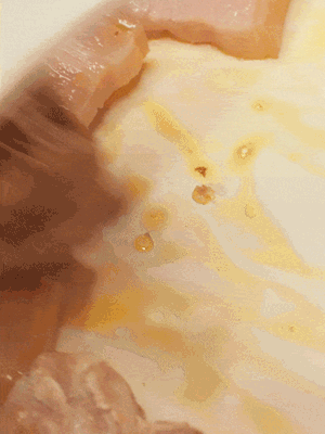 另起一鍋，將咸肉、鮮肉 翻炒出香味