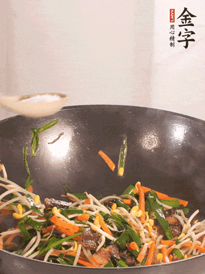 炒合菜：金字醬油肉、綠豆芽、韭菜