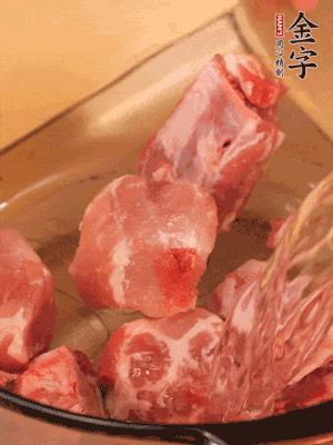 排骨冷水下鍋，加料酒、姜片，煮開(kāi)綽水