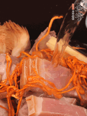 將所有食材一起倒進(jìn)鍋中，加水沒(méi)過(guò)食材，燉煮30分鐘即可