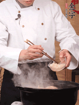 花膠、金湯放入鍋中小火再燉10分鐘