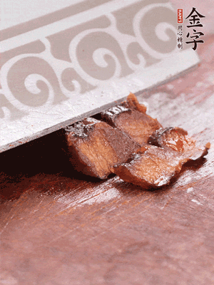 金字醬油肉水煮15分鐘，切薄片
