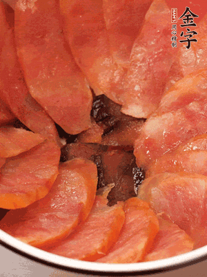 深碗涂抹豬油，頂端鋪枸杞，間隔鋪上香腸、醬油肉片