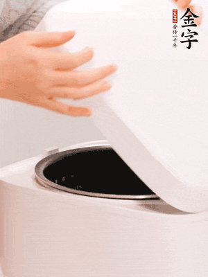 泡發(fā)香菇的水和調(diào)好的醬汁混合在一起，倒入電飯煲中，煮飯。