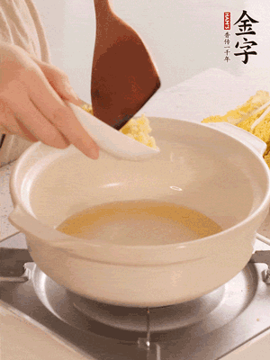 鍋里留少量底油煸香火腿和姜末。