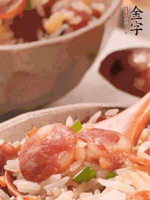 開蓋后，沿鍋邊淋2大勺花生油，大火烤出鍋巴。輕輕翻拌一下，撒點(diǎn)蔥花。