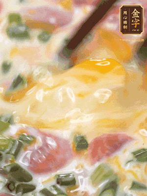 三個(gè)全蛋中加適量牛奶、鹽、黑胡椒粉、臘腸、蔥花攪拌均勻