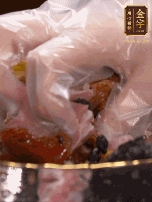 排骨洗凈后（蠔油、生抽、老抽、鹽、糖、淀粉、豆豉、蒜蓉、姜絲）腌制30分鐘