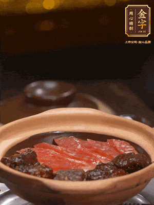 鋪上臘腸和排骨，鍋邊淋一圈油，小火煲10分鐘