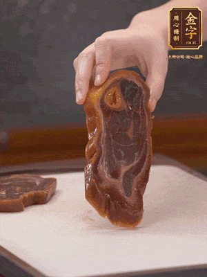 處理節(jié)瓜，刮掉表層的皮和毛，洗凈后去掉瓜蒂，切大塊