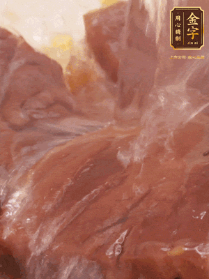 加熱水，2大勺料酒煮20分鐘，再下節(jié)瓜塊煮10分鐘即可