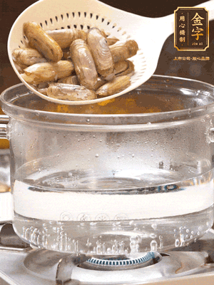 煮一鍋沸水，下蟶子汆燙30秒，撈出浸入冰水，取出蟶子肉