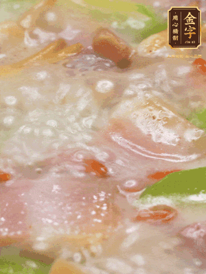 最后下蟶子，一點(diǎn)白胡椒調(diào)味，煮到白色湯汁出來(lái)。撒點(diǎn)枸杞點(diǎn)綴