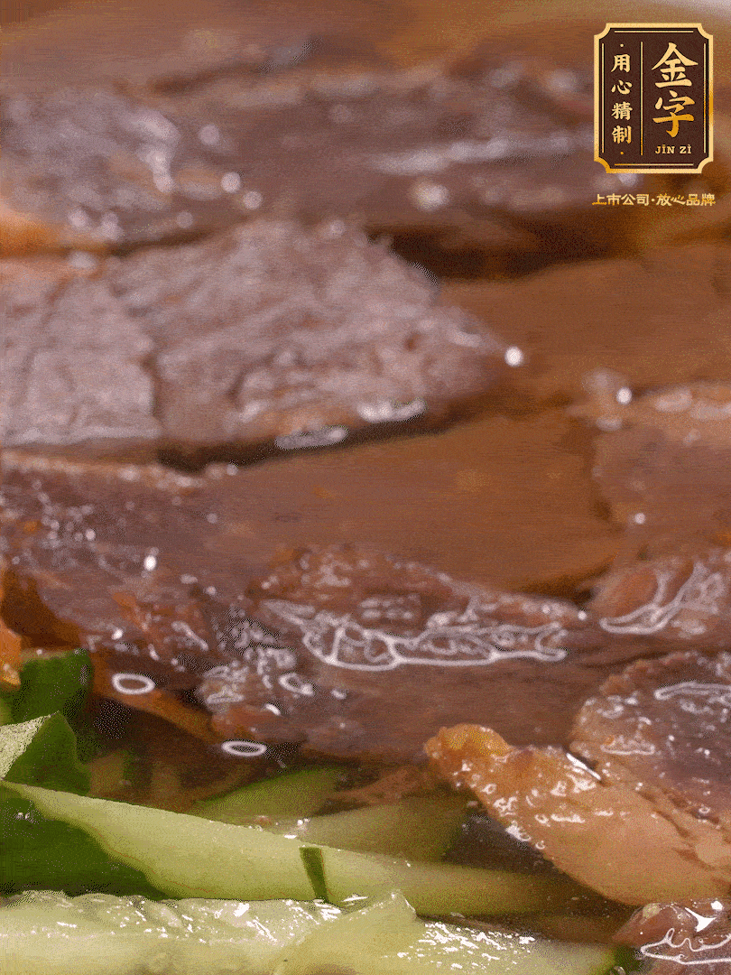 養(yǎng)麥冷面，涼水中清洗浸泡5分鐘，沸水中煮3分鐘，涼水漂洗沖涼