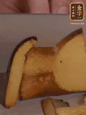 2個(gè)牛肝菌切丁，1個(gè)牛肝菌切片；金字香腸1根切丁，1根切片