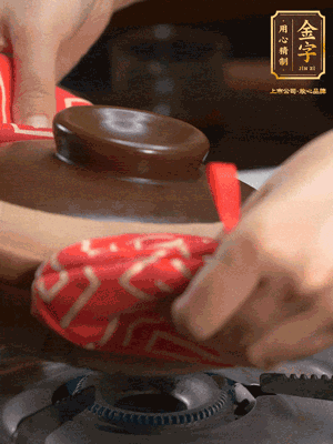 中火調(diào)成小火，鋪上香腸蓋蓋燜5分鐘。不斷轉(zhuǎn)動(dòng)瓦煲，讓側(cè)壁的飯形成飯焦