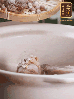 焯好水洗凈的鴨肉、薏米、芡實、蜜棗+適量水煲1小時