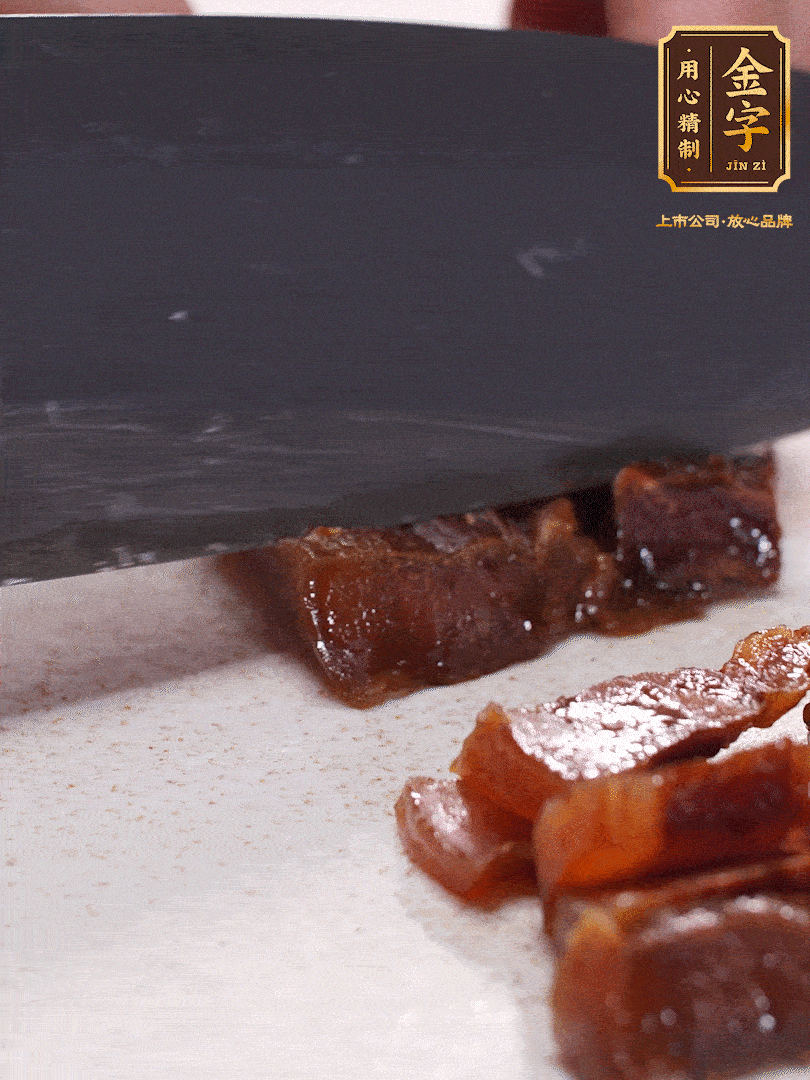 金字臘肉水煮10分鐘，切片