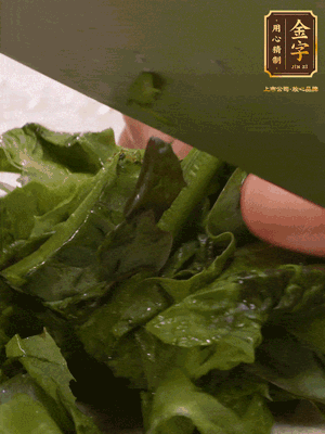 萵筍去皮切丁，萵筍葉切碎