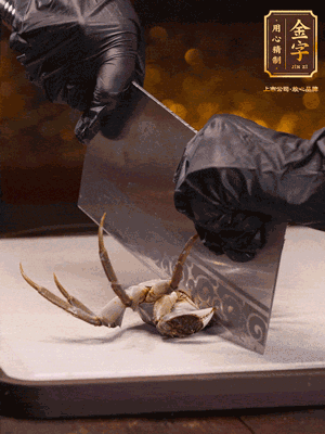 用刷子刷干凈六月黃，一斬二。把蟹蓋、蟹胃拿出來。